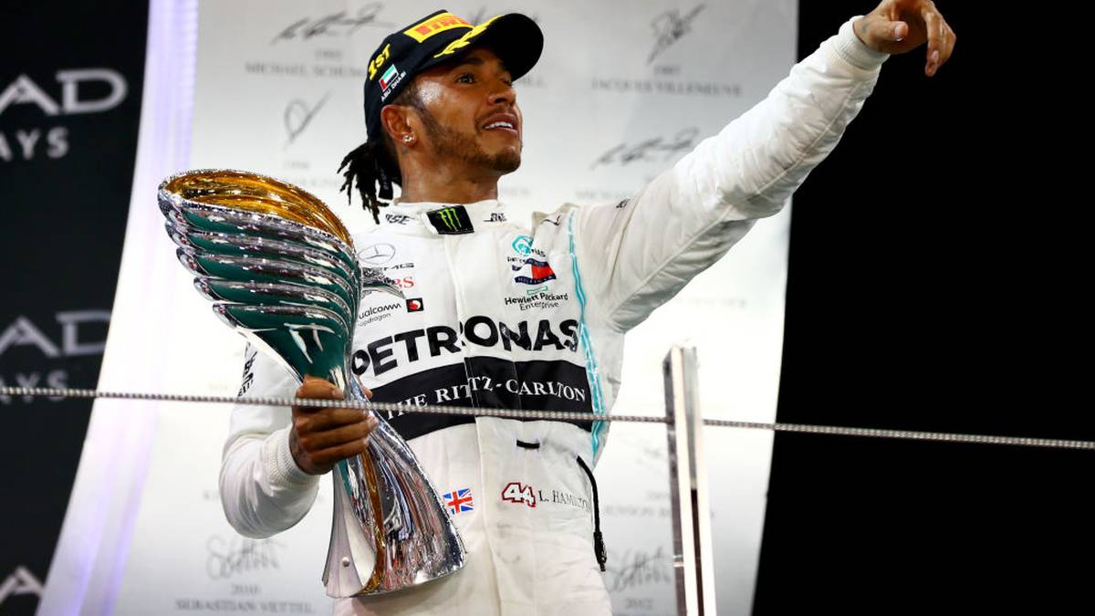 Triumphator ist auch in Abu Dhabi mal wieder Weltmeister Lewis Hamilton. Der Engländer legt ein perfektes Rennwochende hin und sichert sich den Start-Ziel-Sieg. Mit nun sechs Weltmeisterschaften jagt er nächstes Jahr den Rekord von Michael Schumacher (sieben Titel)