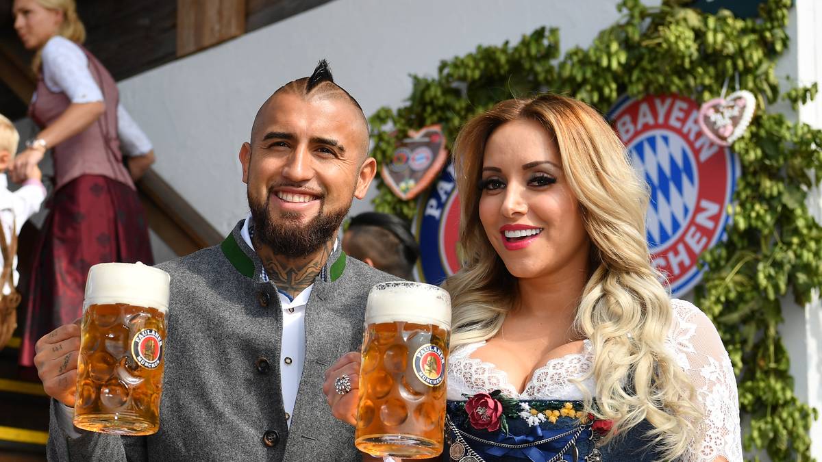 Vidal ist seit 2014 mit Maria Teresa Matus (r.) verheiratet, seit 2009 sind die beiden ein Paar. Mit der Chilenin hat der 31-Jährige zwei Kinder: Alonso und Elisabetta. Hier strahlen die Südamerikaner beim Oktoberfest 2017
