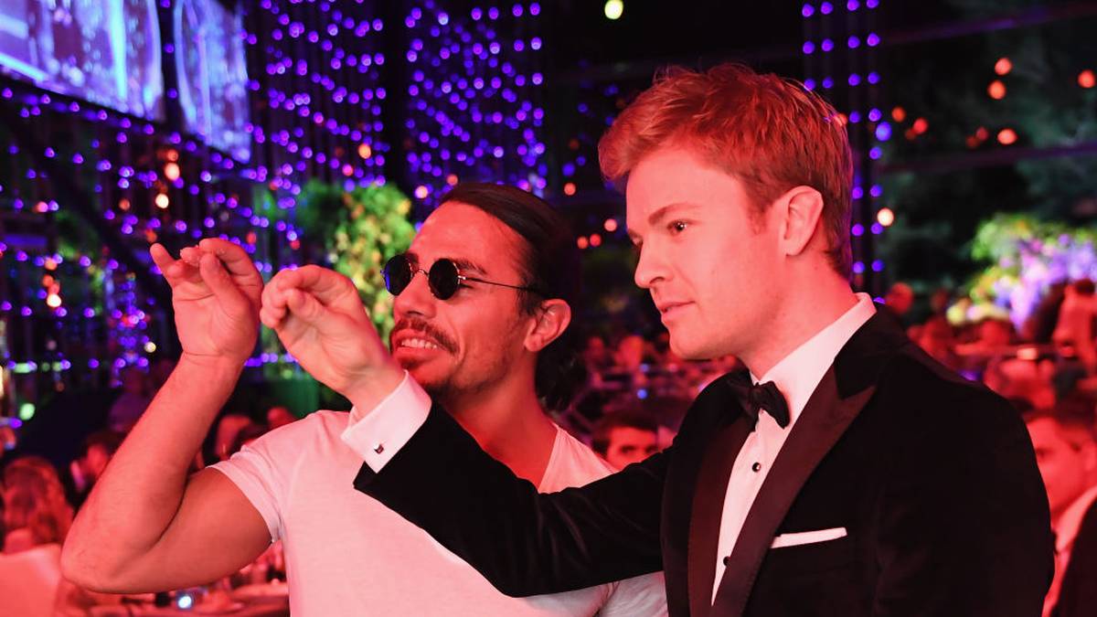 Salt Bae hat es durch geschickte Selbstvermarktung auf Instagram und Co. einen weltweiten Hype um sich ausgelöst und sucht sehr gezielt die Nähe der Sportstars. Für massiven Wirbel sorgte in diesem Jahr seine Einladung von Franck Ribéry zu einem mit Blattgold verzierten Steak