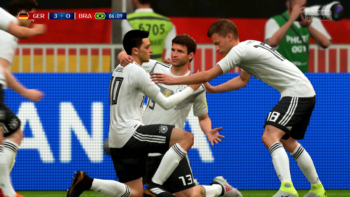 Özil feiert zusammen mit den Münchnern Müller und Kimmich einen Torerfolg