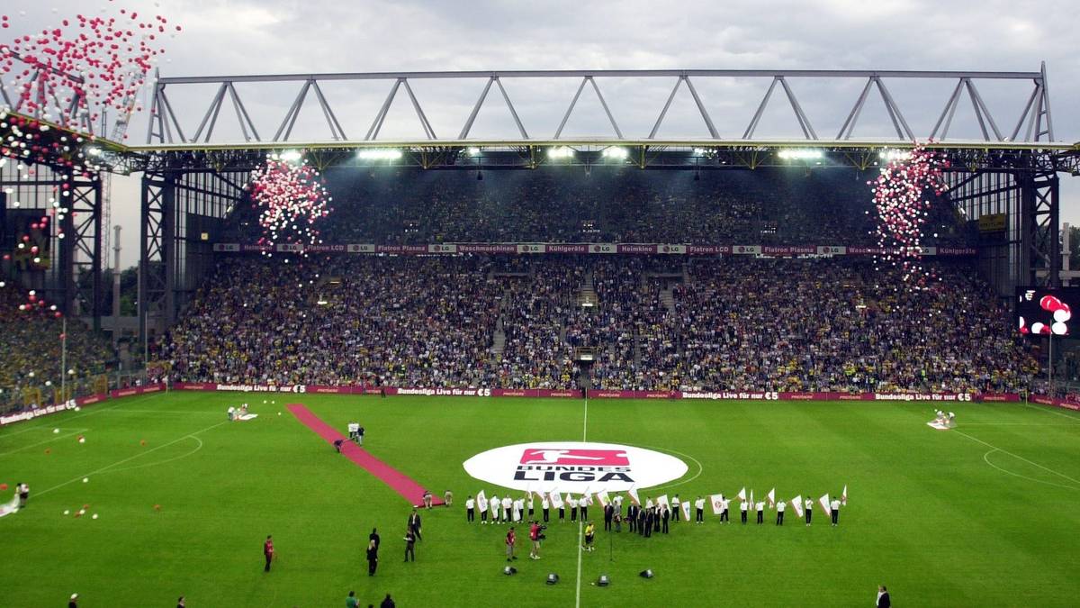 2002/03 - Borussia Dortmund  - Hertha BSC: Das erste Eröffnungsspiel in der Geschichte der Bundesliga steigt zu Beginn der Saison 2002/03 in Dortmund. Der BVB empfängt im heimischen Stadion als amtierender Meister den Hauptstadtklub aus Berlin, der die Vorsaison auf Rang vier beendet hatte 