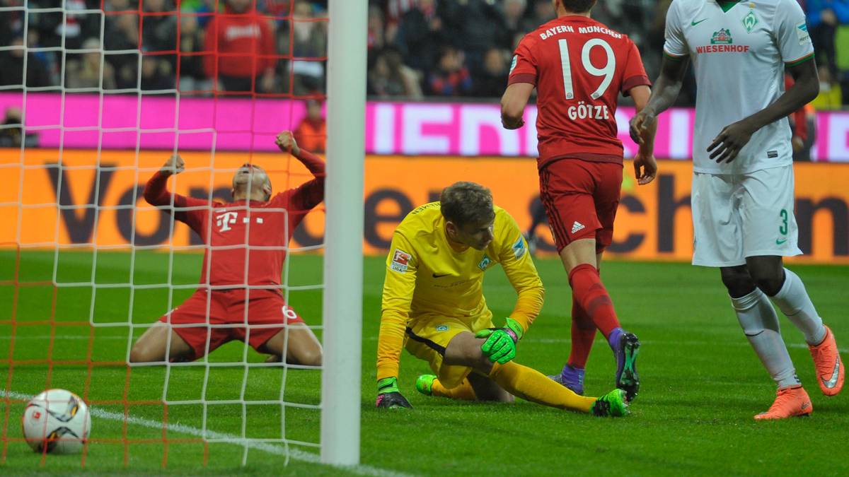 Die Tore feiert er entsprechend enthusiastisch. Mario Götze (Nr. 19) darf nach langer Zeit zum ersten Mal von Anfang an mitwirken