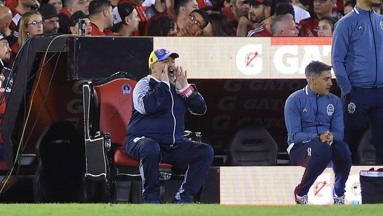 Gegner schenkt Maradona einen Thron