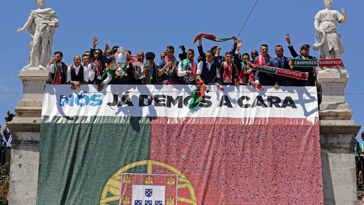 Auf dem Balkon des Palastes feiert der Europameister anschließend mit den Fans. Die Empore ist mit der portugiesischen Flagge und einem Spruchband mit folgender Aufschrift geschmückt: "Wir haben den Pott"