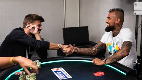 Gerard Piqué (l.) und Arturo Vidal wagten einen Ausflug an den Pokertisch