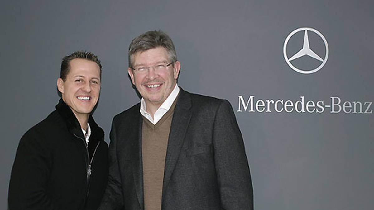 Schumacher befindet sich bereits im vorgerückten Sportleralter, als er 2010 nach drei Jahren Pause in die Formel 1 zurückkehrt. Er unterschreibt bei Mercedes GP. Sein alter und neuer Sportdirektor: Ross Brawn, den Schumacher noch aus gemeinsamen Zeiten bei Ferrari kennt