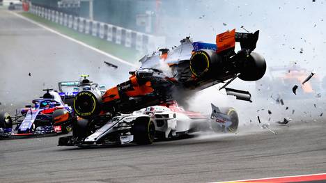 Fernando Alonsos Sauber (o.) landete nach einem Crash mit Nico Hülkenberg auf Charles Leclercs Sauber