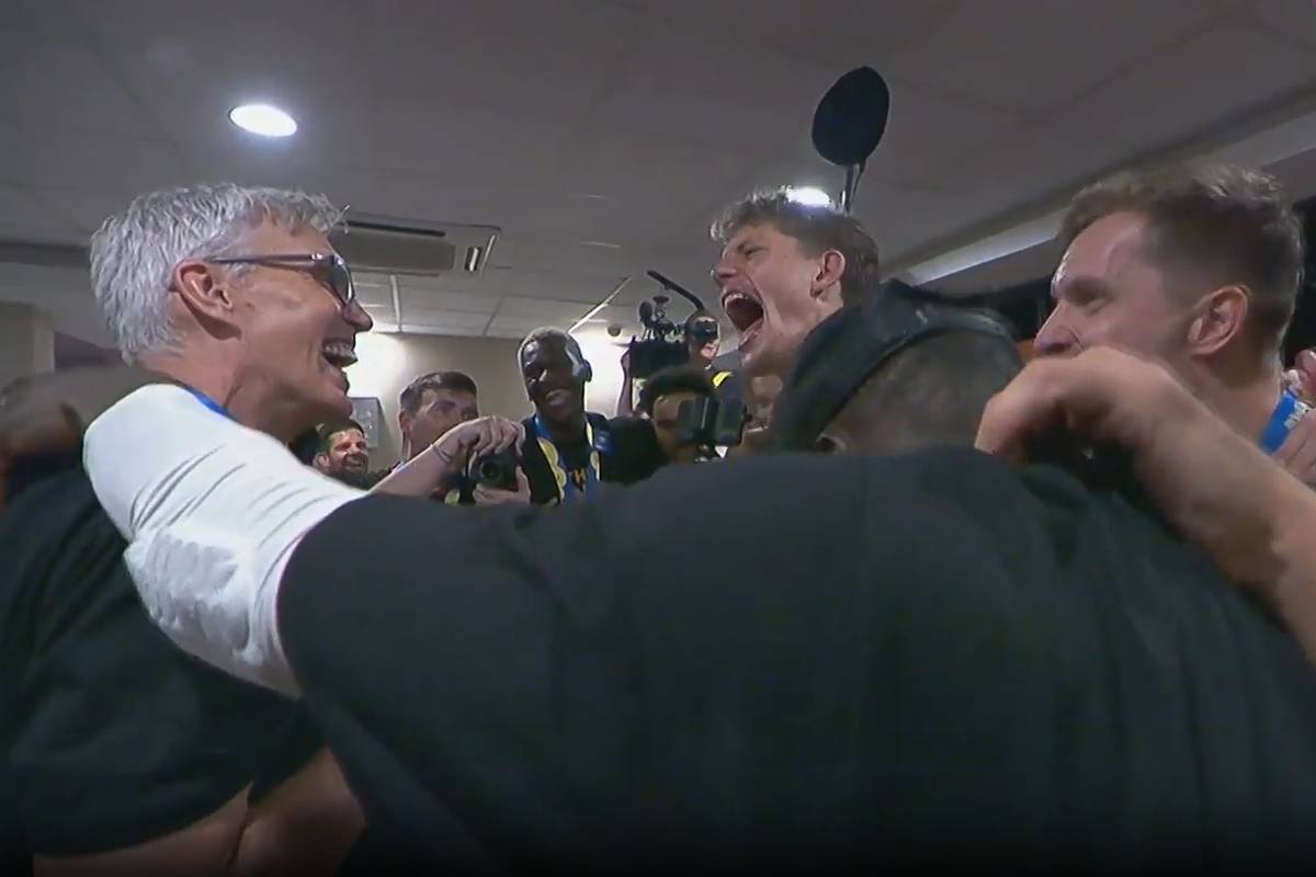 Nach dem sensationellen WM-Sieg der deutschen Basketballer flippt das Team von Herbert Gordon in der Kabine völlig aus - emotional wurde es durch die Lobeshymnen von Trainer Gordon und Kapitän Dennis Schröder allerdings auch.
