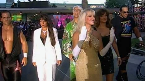 Teil der Four Horsemen bei WCW 1996: Chris Benoit, Woman, Ric Flair, Debra, Miss Elizabeth, Steve McMichael (v.l.)