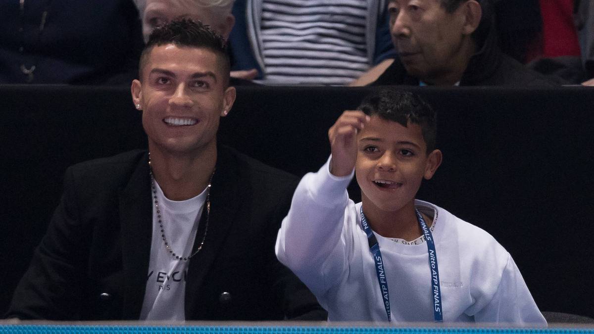 Nachdem Cristiano Ronaldo seinen Vertrag bei Manchester United aufgelöst hatte, ist jetzt auch der Verbleib seines Sohnes bei United ungewiss