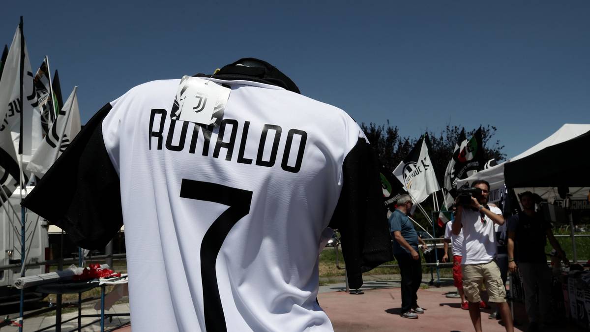 LA REPUBBLICA: "Das Juve-Imperium mit dem Mutterkonzern Exor, einer Holding mit einem Jahresgewinn von 1,4 Milliarden Euro, annektiert das Imperium Ronaldos, der nicht nur der stärkste und einflussreichste Fußballer der Welt ist, sondern eine erschreckende Geld- und Werbemaschine"