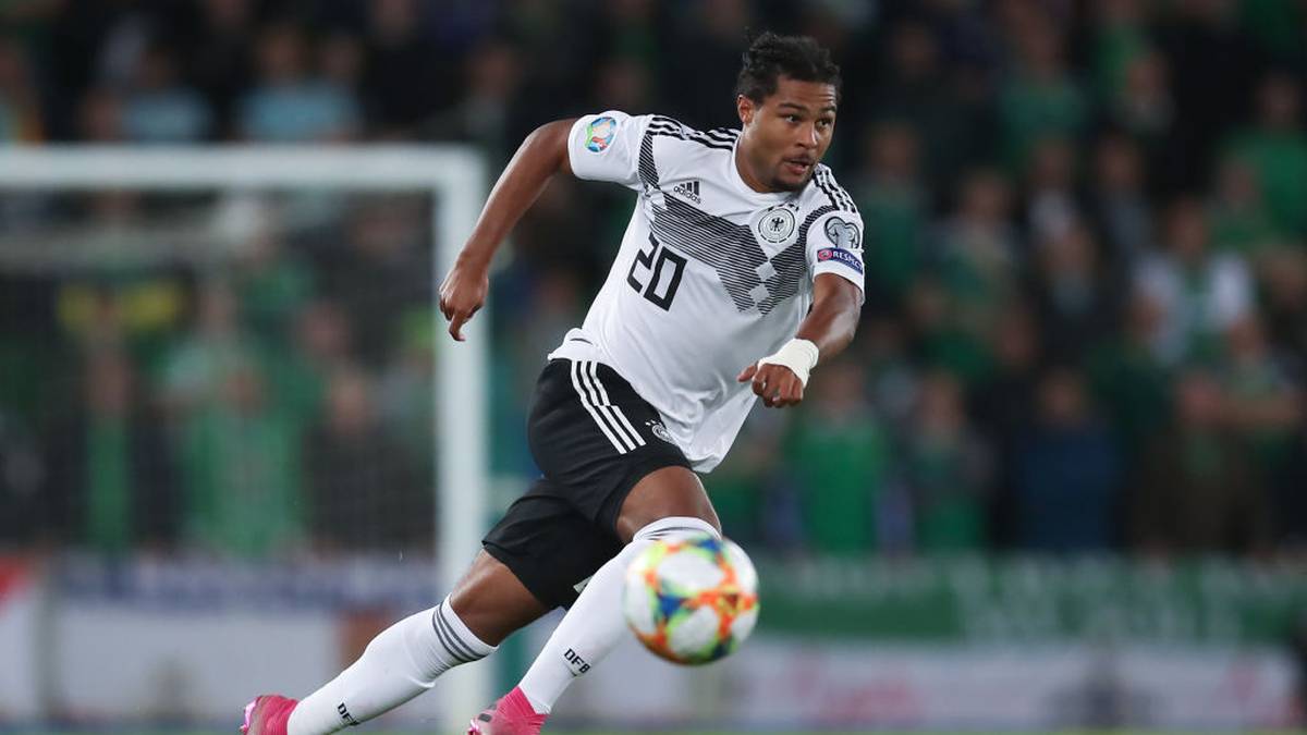 ENGLAND - DAILY MAIL: Keine Frage, der viermalige Weltmeister stand im Windsor Park am Rande einer Niederlage gegen das nordirische Team, das viel investierte, um seinen ersten Platz in der Gruppe zu verteidigen und zu rechtfertigen. Dann aber traf Halstenberg mit einem Traumtor und drehte die Partie zugunsten des DFB-Teams. Gnabry machte schließlich den Sack zu