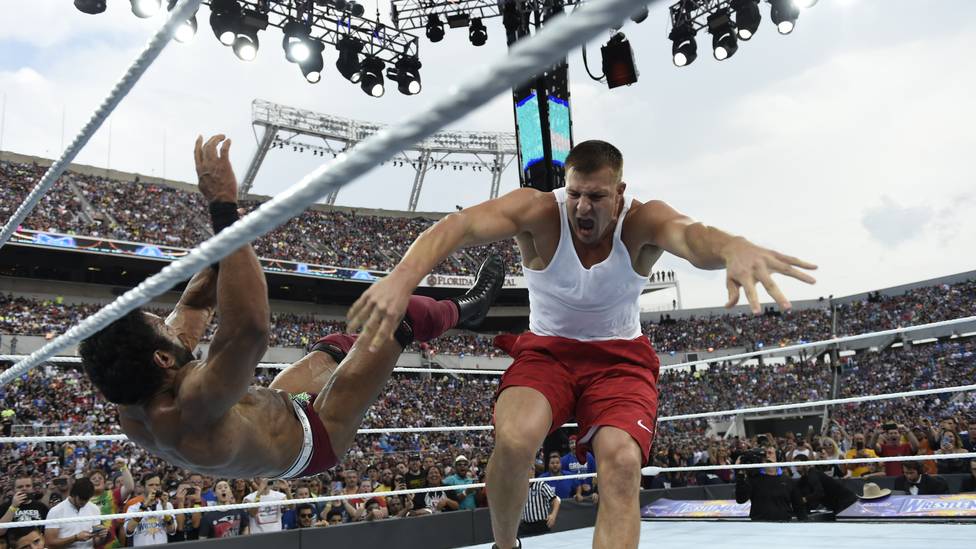 Rob Gronkowski (r., gegen Jinder Mahal) mischte sich bei WWE WrestleMania 33 ein