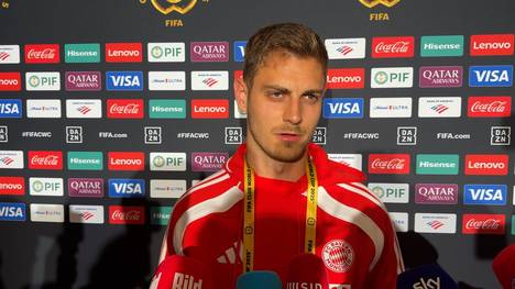 Josip Stanisic spricht im Interview über eine Busfahrt mit dem FC Bayern. Der Kroate war wegen einer Sache sauer.