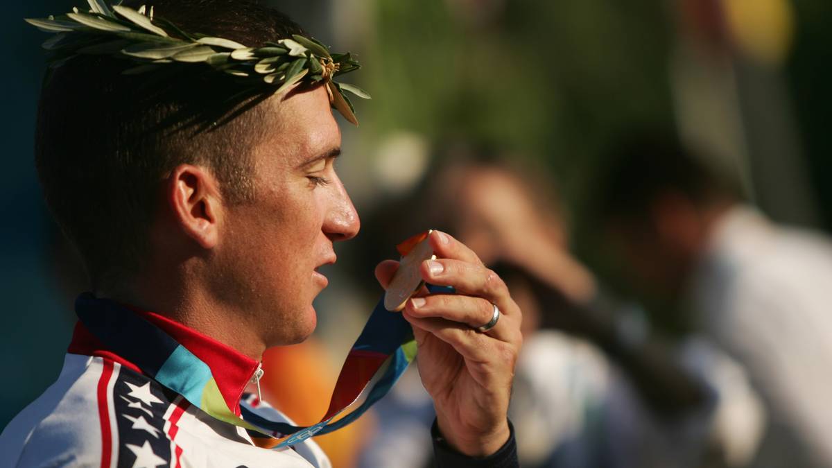 Doch 2012 ist es schließlich soweit: Hamilton gesteht als Zeuge in den Ermittlungen gegen Armstrong, dass er selbst gedopt hat und seine Goldmedaille zurückgeben will. Auch das IOC führt ihn seitdem nicht mehr als Olympiasieger