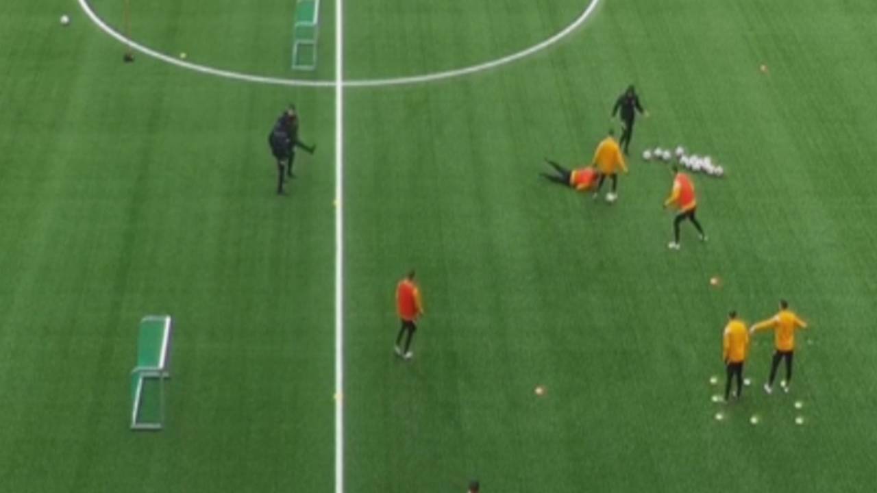 Gianluca Gaudino tunnelt seinen Teamkollegen von den Young Boys Bern per Kopf