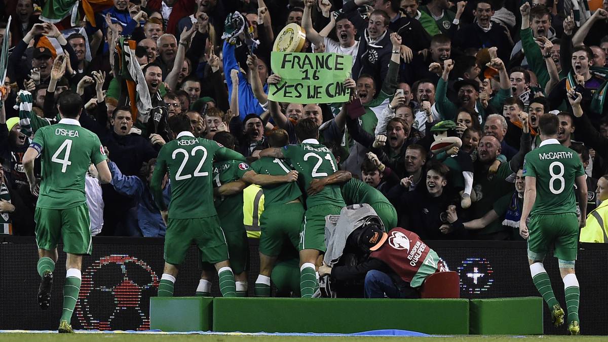 Die irischen Spieler und die Fans auf der Tribüne rasten nach dem Führungstreffer komplett aus. Dagegen ...