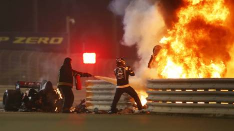 Feuer und ein in zwei Teile gerissenes Auto: Romain Grosjean hatte beim Grand Prix von Bahrain einen schlimmen Unfall, den er zum Glück mit leichten Verletzungen überstand.