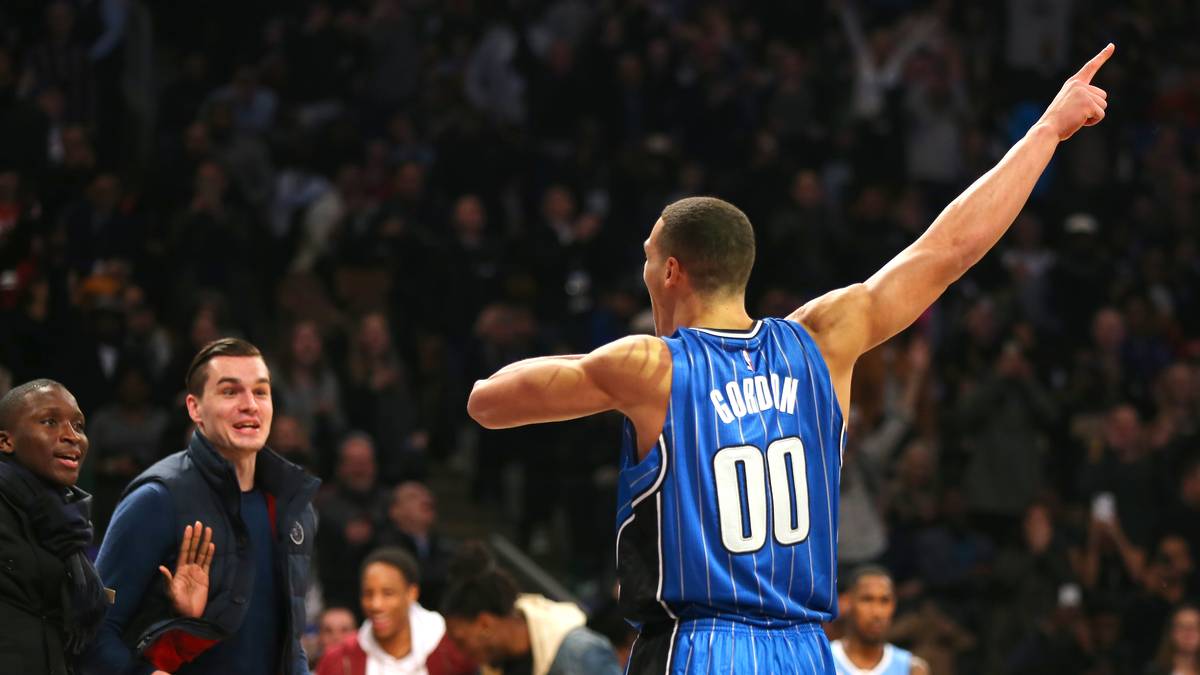 Nach oben soll es auch bei den Magic gehen. Der Plan in Orlando sorgt aber für Fragezeichen. Mit Aaron Gordon, Serge Ibaka, Nikola Vucevic und Bismack Biyombo stehen vier Big Men mit Starterpotenzial im Kader. Trainer Frank Vogel will das Problem lösen, indem er Gordon auf die Drei stellt. Talent ist definitiv vorhanden, doch Vogel muss die richtige Mischung finden