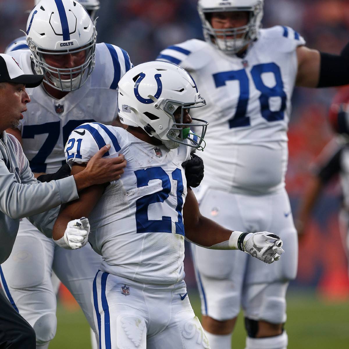 Der nächste Schreckensmoment erschüttert die NFL. Beim Spiel zwischen den Denver Broncos gegen Indianapolis konnte Colts-Star Nyheim Hines nach einem Zusammenprall kurzzeitig nicht mehr richtig laufen. 