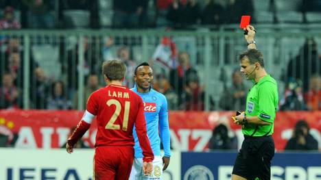 Referee Bjoern Kuipers shows Napoli's Co