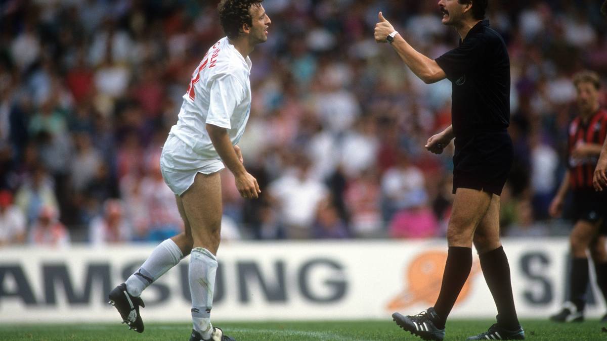 Diese Geschichte kennt fast jeder Fußballfan: 1991 spielt der 1. FC Köln im Pokal-Halbfinale gegen Duisburg. Kölns Frank Ordenewitz kassiert seine zweite Gelbe Karte und wäre für das Finale gesperrt. Daher verkündet er, Da verkündet er, Rot zu provozieren. Die Sperre hätte er nach damaligen Regeln in der Liga absitzen können 