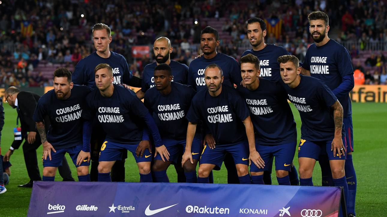 Barca-Spieler tragen Dembele-Shirts