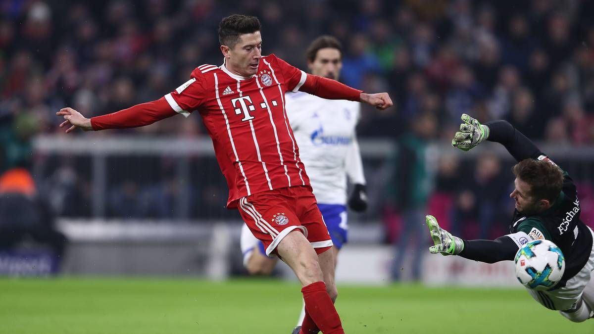 Von dort aus sieht er wie Robert Lewandowski schon nach sechs Minuten den Führungstreffer für den Bundesliga-Tabellenführer erzielt