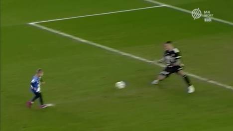 In der ungarischen zweiten Liga dürfte ein kleiner Junge an seinem Geburtstag auf dem Platz ein Tor schießen - wenn da nicht der gegnerische Torhüter wäre, der die Aktion wohl nicht gefeiert hat. 