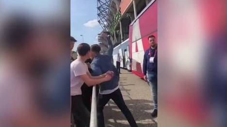 Skandal im den Niederlanden! Nach dem letzten Spieltag in der Eredivisie schlägt Ajax-Profi Steven Berghuis nach der 1:3-Niederlage bei Twente Entschede auf einen Fan ein. 