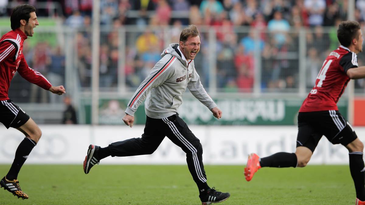 Abpfiff! Und Anpfiff zur Party. Hasenhüttl rennt mit seinen Spielern nach dem 2:1 gegen RB Leipzig auf den Rasen