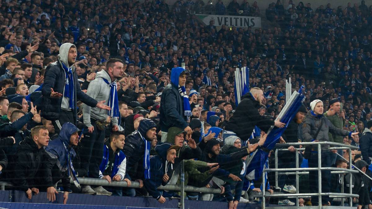"Ich habe mich bei den Fans entschuldigt - das ist das Mindeste, was wir machen können. Sie waren sehr aggressiv, sehr frustriert - das verstehe ich", erzählt Tedesco auf der Pressekonferenz nach dem Spiel