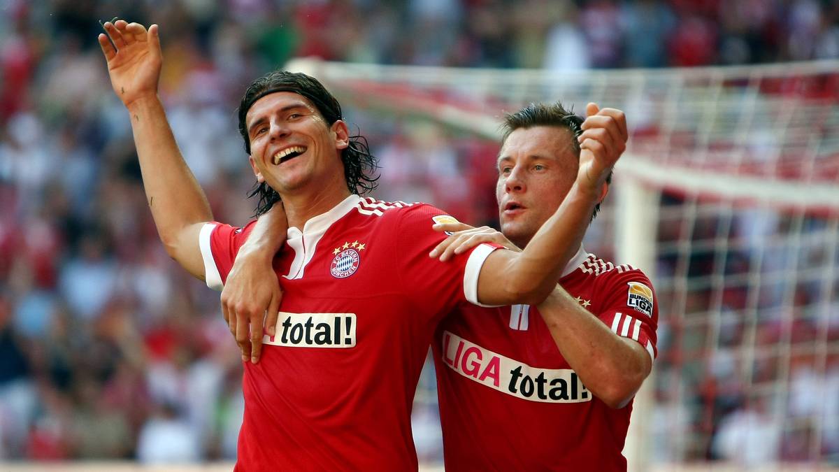 SAISON 2009/10 - 5 Stürmer: Nach holprigem Start wird das Triple nur knapp verpasst, der FCB gewinnt das Double, unterliegt aber im Champions-League-Finale Inter Mailand. Unter Trainer Louis van Gaal wird das Team runderneuert, auch der Sturm mit MARIO GOMEZ (29/10) und IVICA OLIC (29/11)