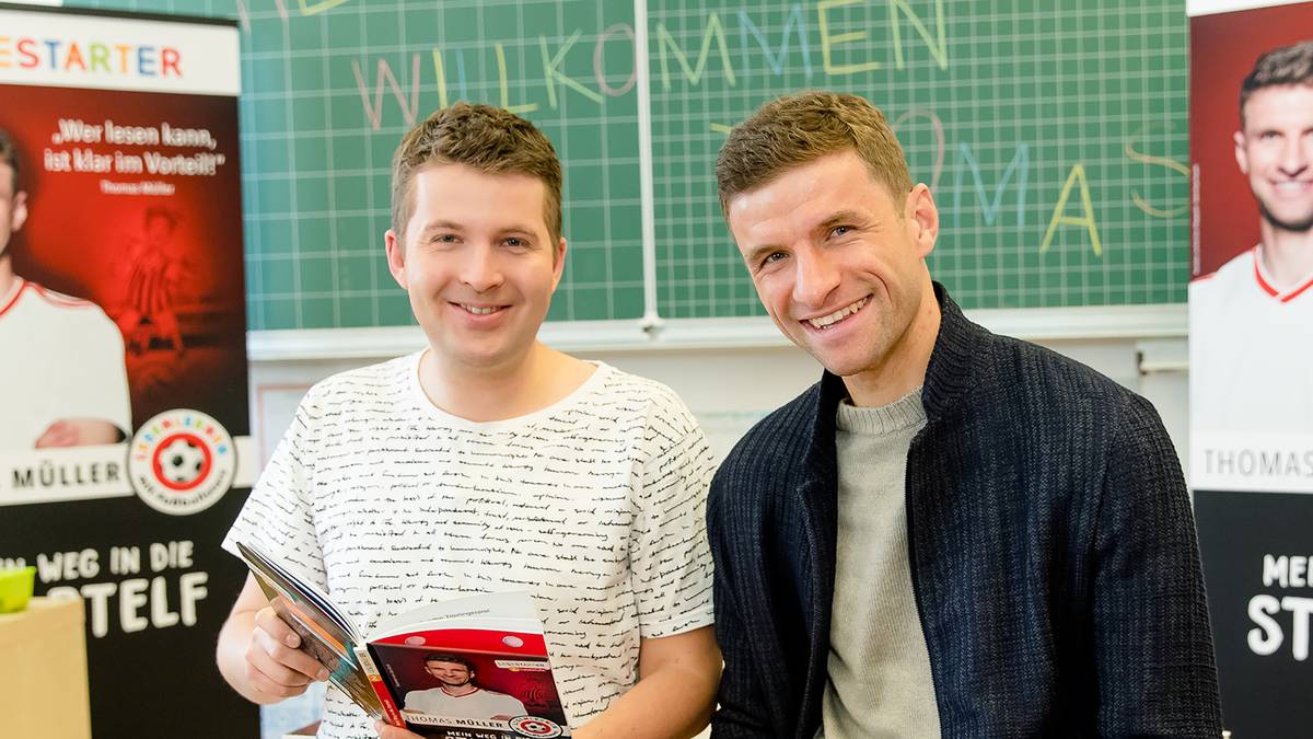 "Wer lesen kann, ist klar im Vorteil!" Unter diesem Motto hat Bayern-Star Thomas Müller (r.) nun bereits sein zweites Kinderbuch veröffentlicht. Nach "Mein Weg zum Traumverein" ist jetzt "Mein Weg in die Startelf" erschienen