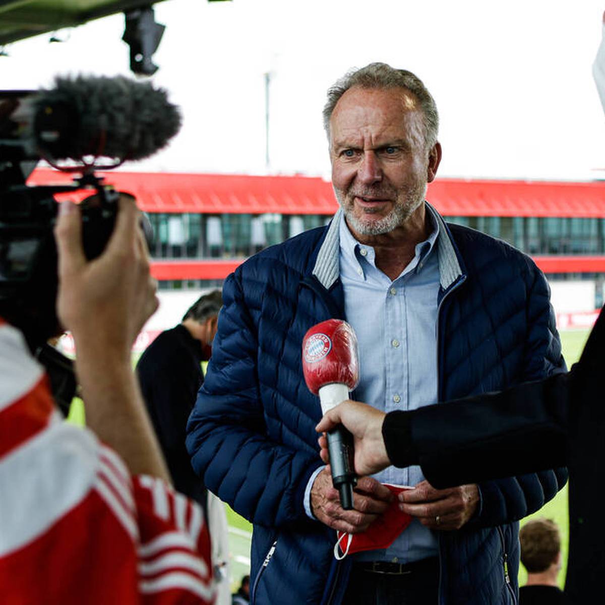 Karl-Heinz Rummenigge spricht über Julian Nagelsmann - und fordert Zeit für das „große Trainer-Talent“.