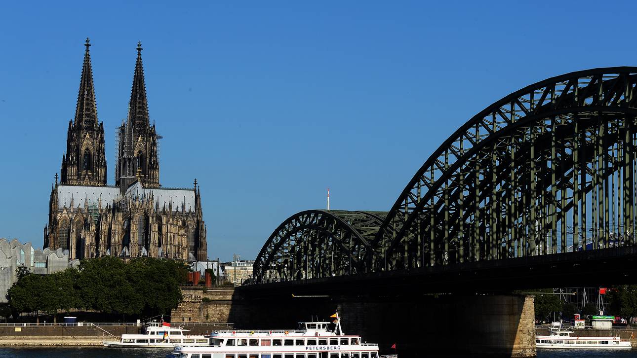 Hooligans tragen Randale nach Köln