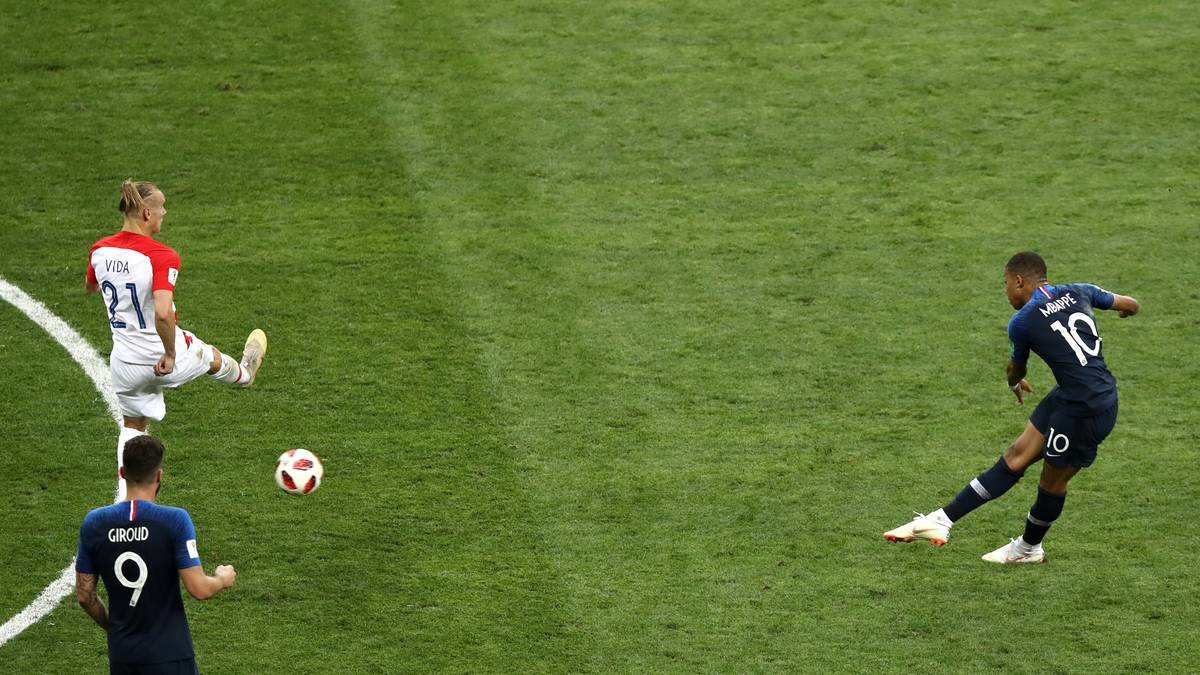 In der 65. Minute macht Kylian Mbappe mit seinem vierten Turniertreffer endgültig den Deckel auf die Partie drauf