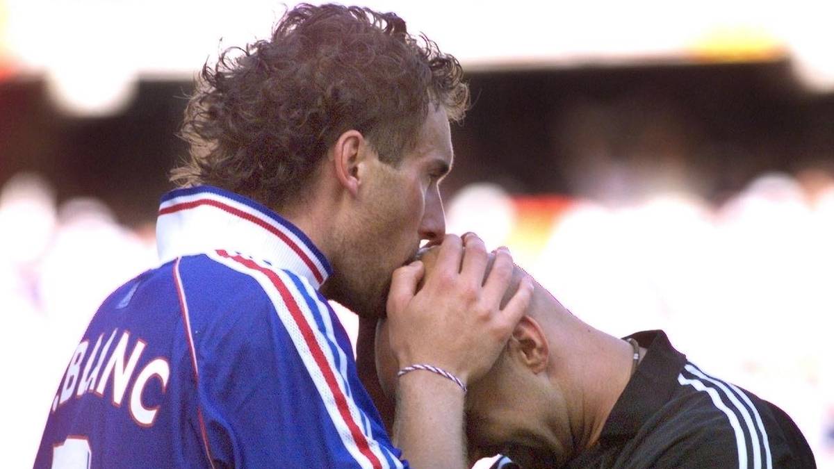 PLATZ 5 - FABIEN BARTHEZ (Frankreich): Der Kuss von Abwehrchef Laurent Blanc auf die Glatze des nur 1,80 Meter großen Schlussmanns vor Spielbeginn wurde zur guten Tradition französischer Länderspiele. Barthez reihte danach zehn WM-Partien ohne Gegentor aneinander. Neben Iker Casillas, Sepp Maier und Dino Zoff der vierte Torwart, der Welt- und Europameister wurde (1998 und 2000)