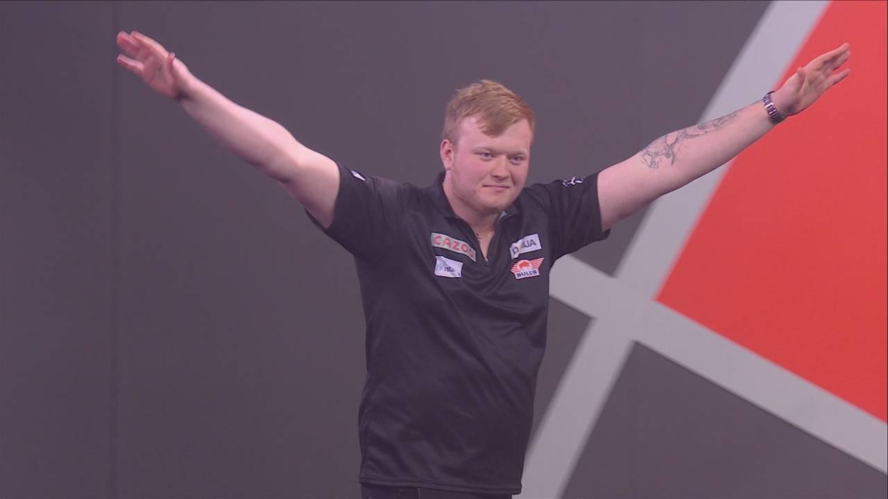 Darts WM 2023: Adam Gawlass gewinnt 3:2 gegen Richie Burnett