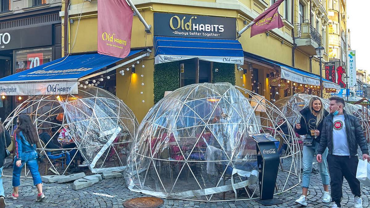 Plastikblasen zum Schutz von Corona gehören in Bukarest aktuell zum Stadtbild