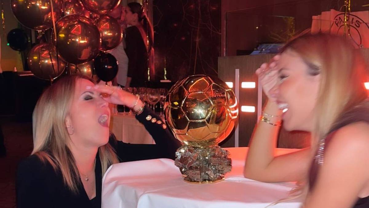 Nach der offiziellen Gala, feiert Lionel Messi seinen siebten Ballon d'Or. Vor allem den Damen gefällt die goldene Trophäe anscheinend sehr.