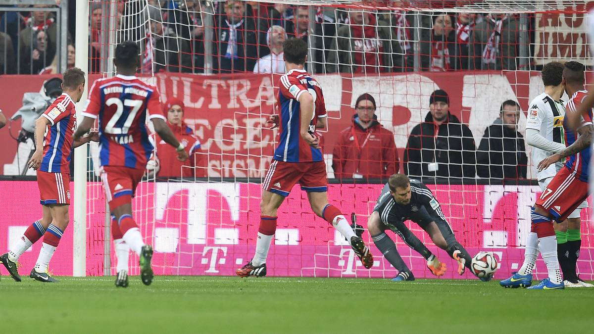 Viele Zuschauer konnten am Sonntagabend gar nicht glauben, was da in der 30. Minute auf dem Rasen der Münchner Arena passierte. Nach einem Rechtsschuss von Gladbachs Raffael rutschte Bayern-Torwart Manuel Neuer der Ball erst durch die Hände und dann ab ins Tor. Neuer, normalerweise Mr. Zuverlässig, sah dabei gar nicht gut aus. Und es war nicht das erste Mal, dass der Keeper gegen Gladbach patzte. SPORT1 gibt einen Überblick