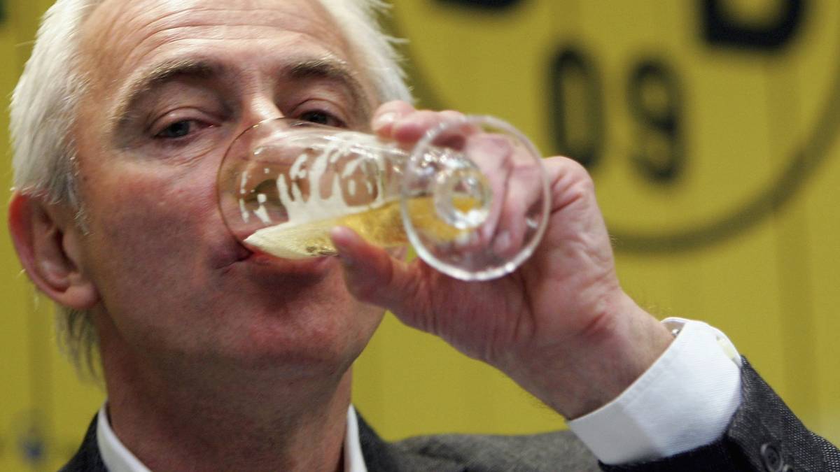 14. AUGUST 2004: Mehrere Spieler erklären, ihr Juli-Gehalt stehe noch immer aus. Auch Trainer Bert van Marwijk (Foto) berichtet, seinen Lohn erst auf mehrmalige Nachfrage erhalten zu haben