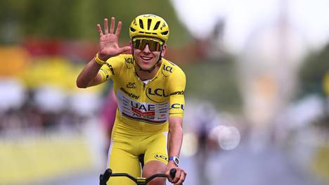 Tadej Pogačar gewinnt die Tour de France 2026 souverän zum fünften Mal. Während der Slowene in Paris triumphiert, müssen Jonas Vingegaard und Florian Lipowitz ihre Tour nach schweren Stürzen vorzeitig beenden.
