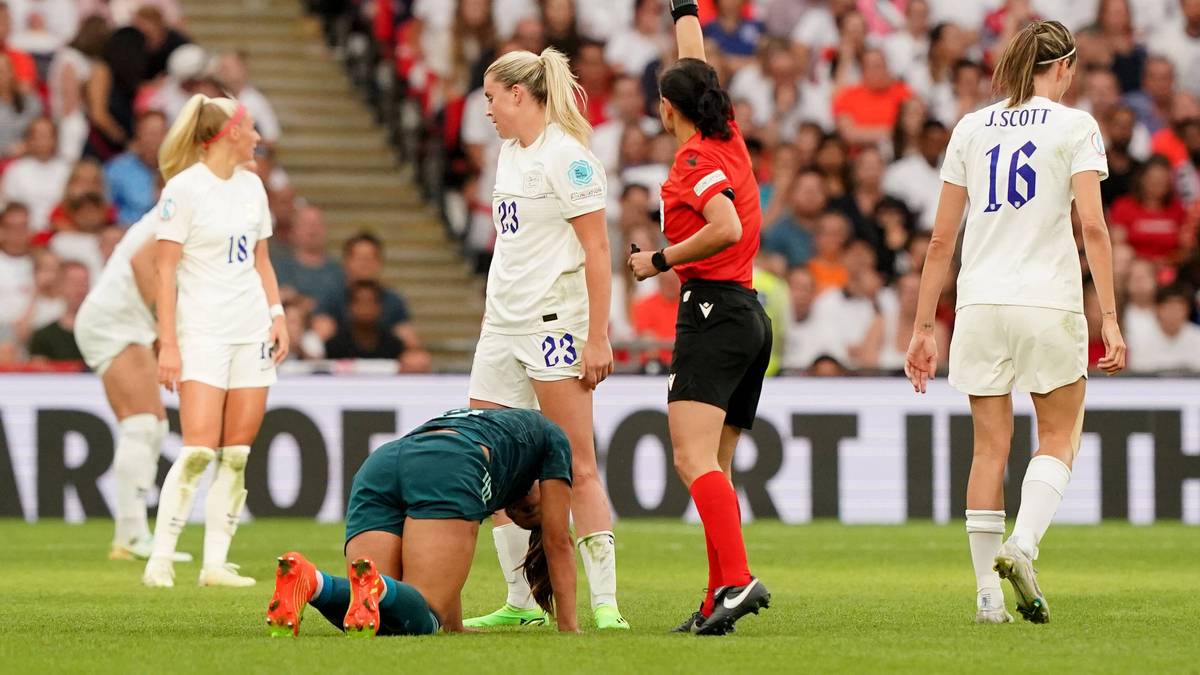 Frauen-EM 2022 Clever oder unsportlich? England mit Spick-Angriff auf DFB- Frauen im EM-Finale