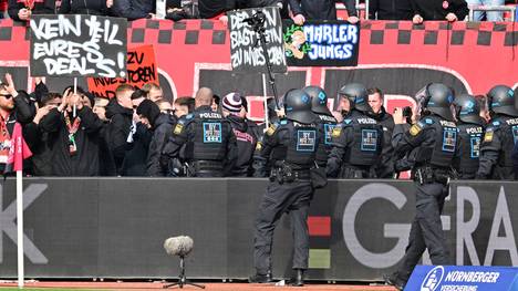 Fans-Proteste: Nürnberg-Fans klettern in den Innenraum