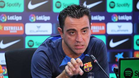 Barcelona-Trainer Xavi schlägt eine Regeländerung im Fußball vor. Nach dem Fehlstart seiner Mannschaft gegen Rayo Vallecano am Samstag kritisierte der 42-Jährige das Zeitspiel bei Fußballspielen. 