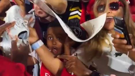Auf der USA-Reise des FC Arsenal hat Bukayo Saka einem kleinen Fan Schuhe zum Geburtstag geschenkt.