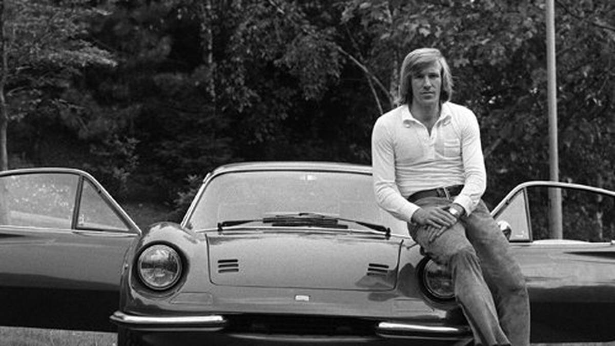 Und auch einen Ferrari Dino konnte sich der damalige Star leisten