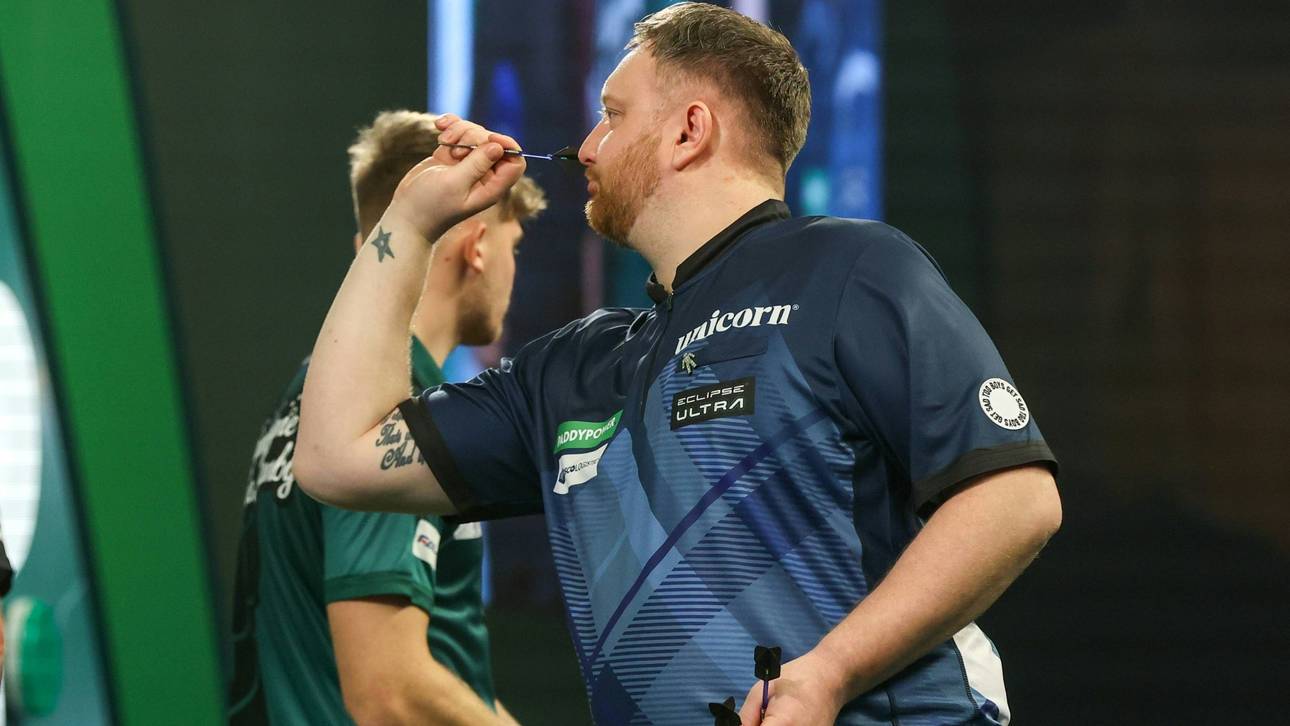 Dartsprofi Menzies schlägt auf Tisch ein